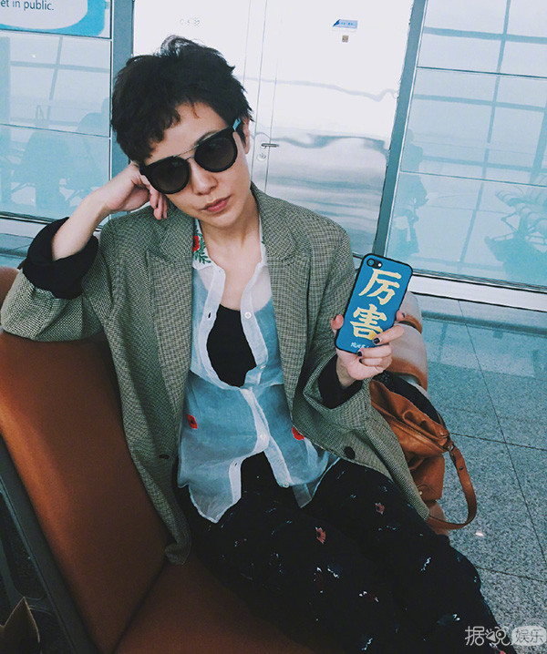 火狐电竞|
为艺术献身的行为艺术家 取出肋骨送女朋侪当项链 被骂亵渎艺术(图4) 火狐电竞